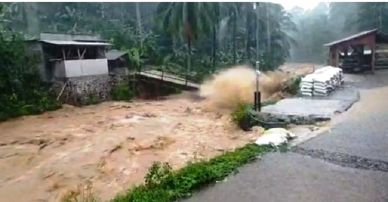 Dua rumah dan pabrik tahu hanyut disapu arus banjir Sungai Cibareno