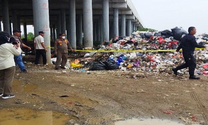 Satpol PP Bekasi menutup TPS liar Tarumajaya