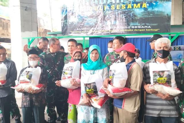 Alumni Akmil 1991 bagikan ribuan paket sembako peringati HUT TNI