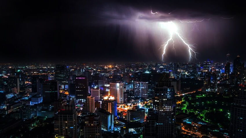 BMKG: Jaksel dan Jaktim Diprediksi Hujan Petir pada Malam Hari