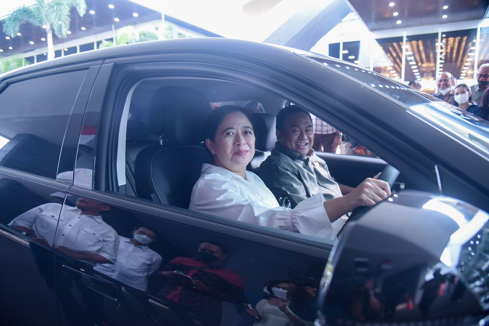 Jajal Setir Mobil Listrik Keliling Gedung Parlemen, Puan: DPR Siap Terima Delegasi P20