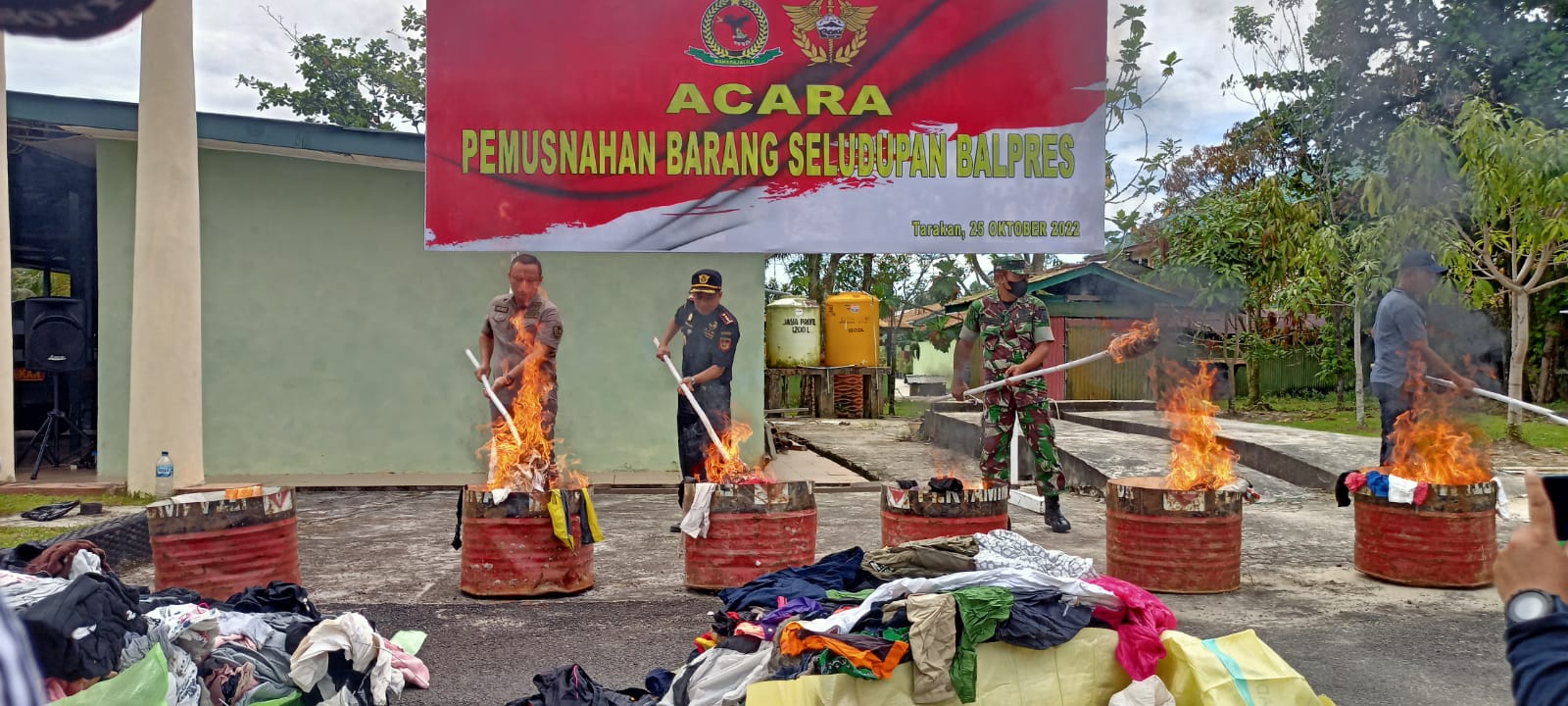 Sebanyak 32 balpres pakaian bekas dimusnahkan di Markas Kodim Tarakan
