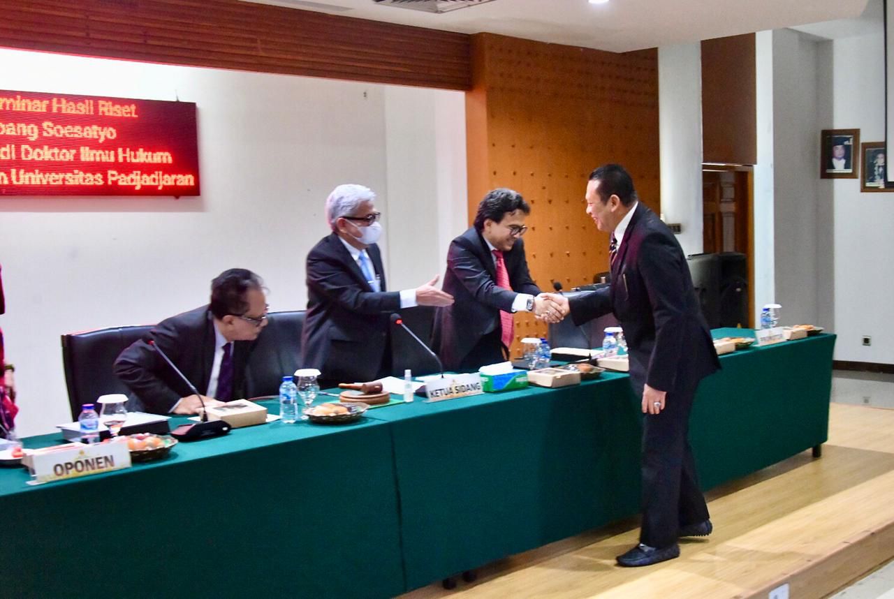Bamsoet Tegaskan Pentingnya PPHN dalam Ujian Seminar Hasil Riset Program Studi Doktor Ilmu Hukum Fakultas Hukum Universitas Padjajaran