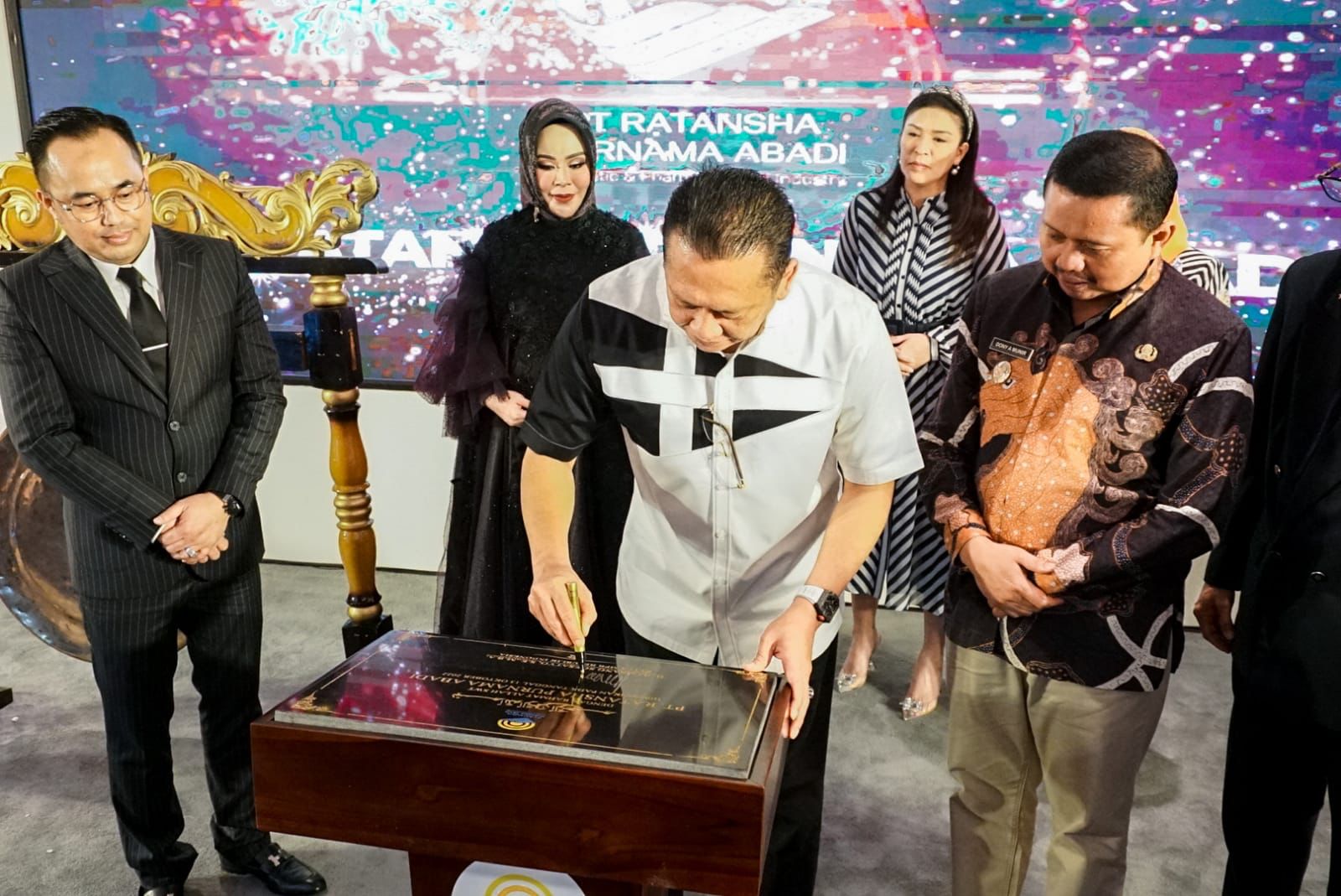 Resmikan Pabrik Kosmetik dan Farmasi di Sumedang, Ketua MPR RI Bamsoet Dorong Go Intetnasional