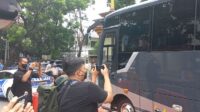 Penuhi Panggilan Presiden,Ratusan Perwira Polisi Berangkat tanpa Tutup kepala, Tongkat Komando dan Handphone