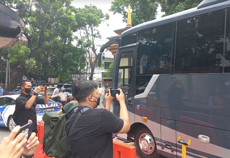 Penuhi Panggilan Presiden,Ratusan Perwira Polisi Berangkat tanpa Tutup kepala, Tongkat Komando dan Handphone