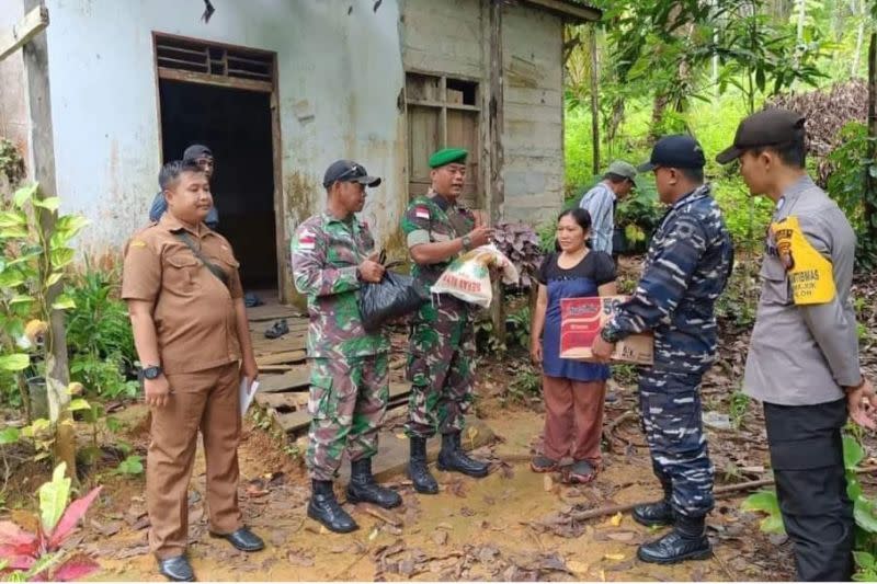 TNI bagikan sembako untuk warga Tamjuk Sambas perbatasan RI-Malaysia