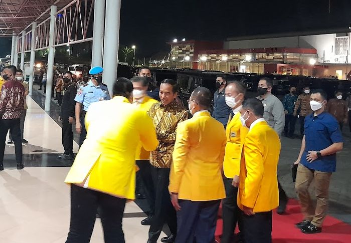 Saat Hadiri HUT Ke-58 Partai Golkar Jokowi Kenakan Batik Bercorak