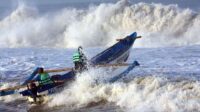 Warga pesisir diminta waspada gelombang tinggi hingga empat meter