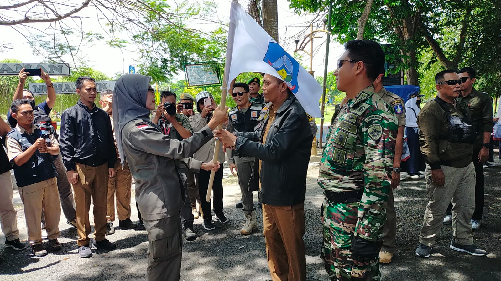 Jelang HUT Ke-77 Lombok Tengah, Bendera Pataka Di Arak Keliling 12 Kecamatan