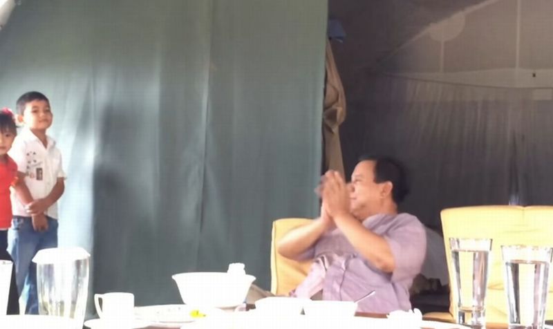Inilah Momen Saat Prabowo Pandu Anak-Anak Nyanyikan Balonku