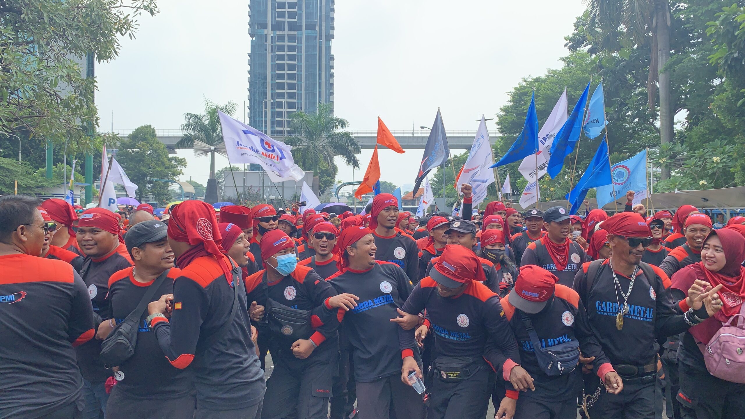 Ruas Gatot Subroto Padat Dampak Aksi Buruh