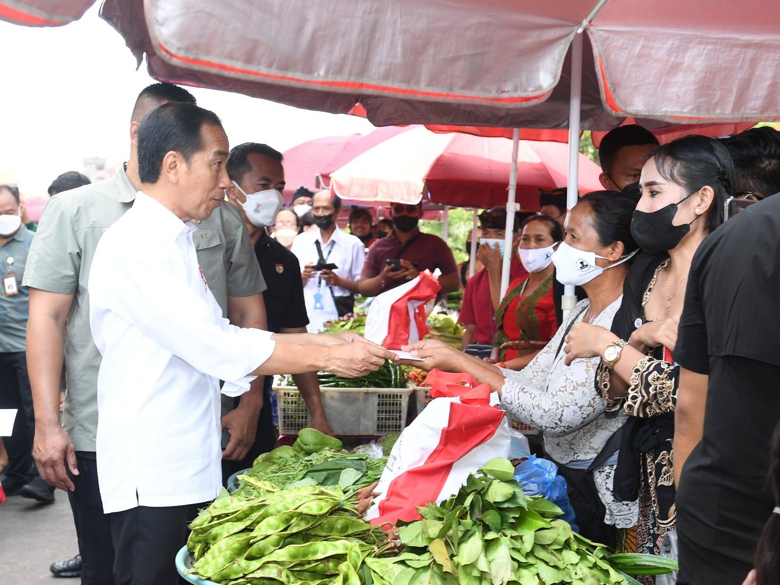 Usai KTT G20 Jokowi Sempatkan Mengunjungi Pasar Tradisional Badung Bali