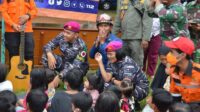 TNI AL Hibur Anak-anak Korban Gempa Cianjur