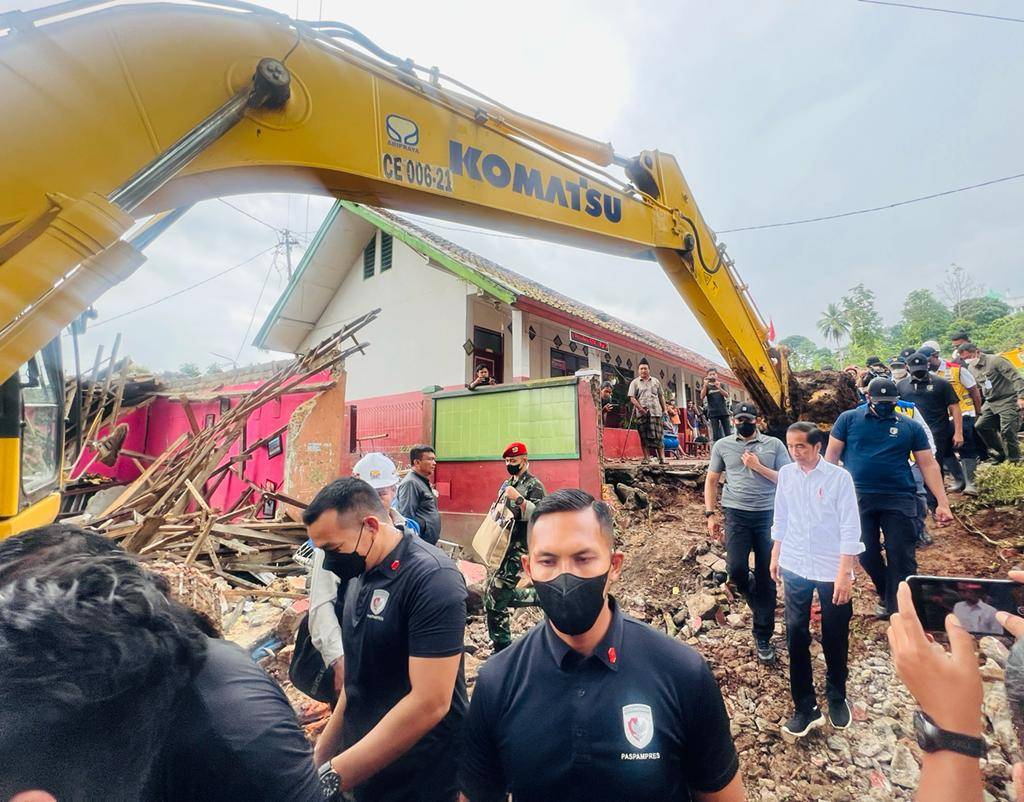 Presiden Perintahkan Mobilisasi Alat Berat untuk Evakuasi Korban