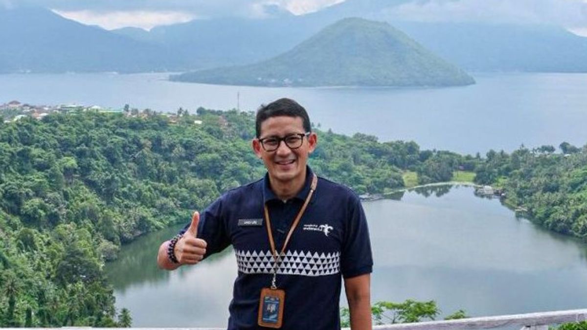 Menteri Sandiaga Datangi Spot Pemandangan Uang Pecahan Kertas Seribu Edisi Lama di Maluku Utara
