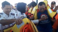 Kemenhub bagikan jaket pelampung saat kampanye keselamatan di Kupang
