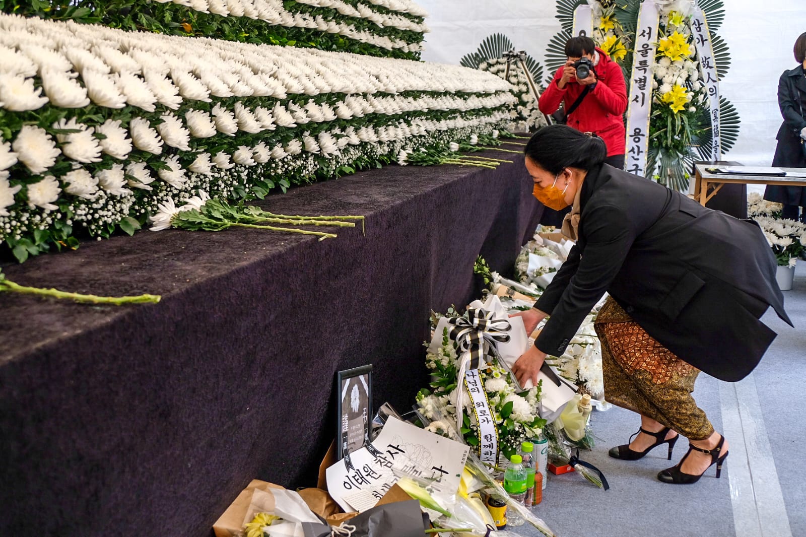 Sambangi Itaewon, Puan Letakkan Karangan Bunga di Memorial Korban Tragedi Itaewon