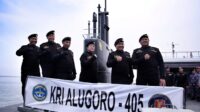 Naik Kapal Selam KRI Alugoro-405, Puan Terima Brevet Kehormatan TNI AL