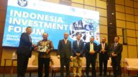 Penyerahan-cenderamata.di-IIF-Penang-2-copy Puluhan investor Malaysia ikuti "Indonesia Investment Forum" di Penang
