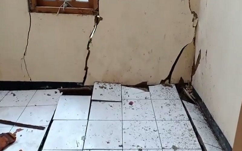 Akibat Pergerakan Tanah di Sukabumi Hancurkan Belasan Rumah
