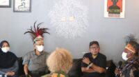 Pakai Ikat Kepala Suku Saireri, Wapres Bahas Kendala Industri Kopi di Papua Bareng Anak Muda