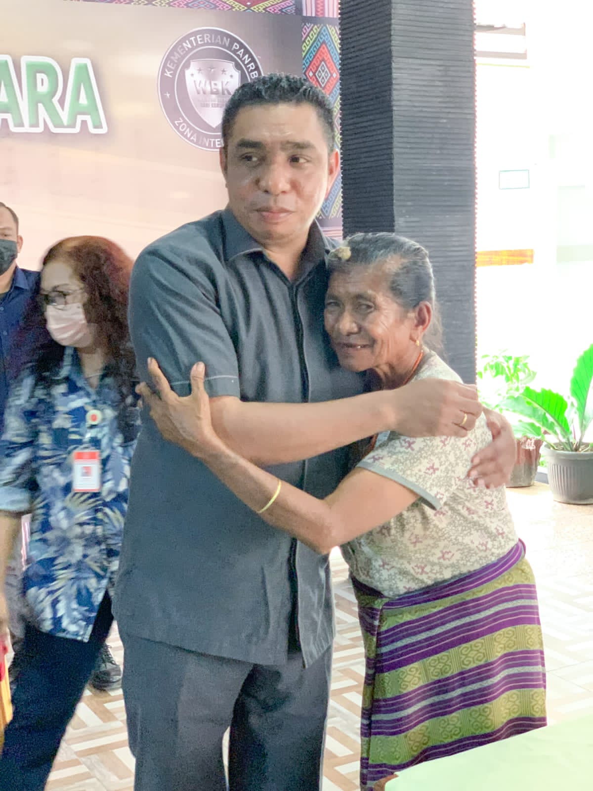 Tangis Haru Korban Kasus KDRT Dipelukan Kajari TTU