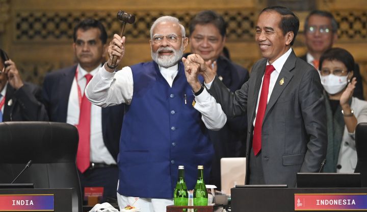 Jokowi Serahkan palu Sidang KTT G20 ke India