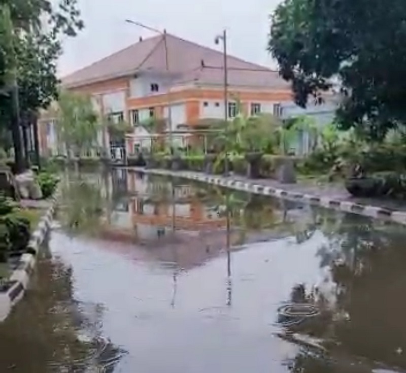Banjir Hingga Selutut Orang Dewasa di Kompleks DPR RI Kalibata