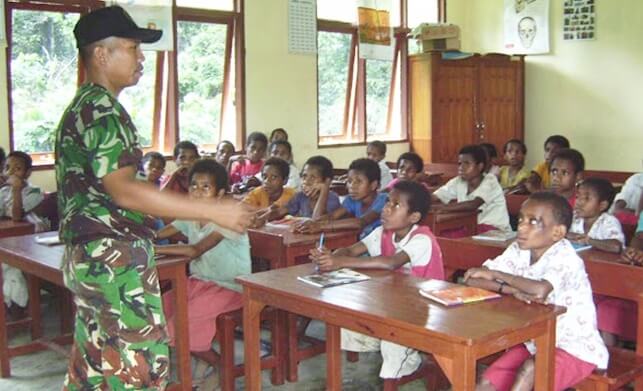 TNI AL mengajar di SD perbatasan RI-PNG