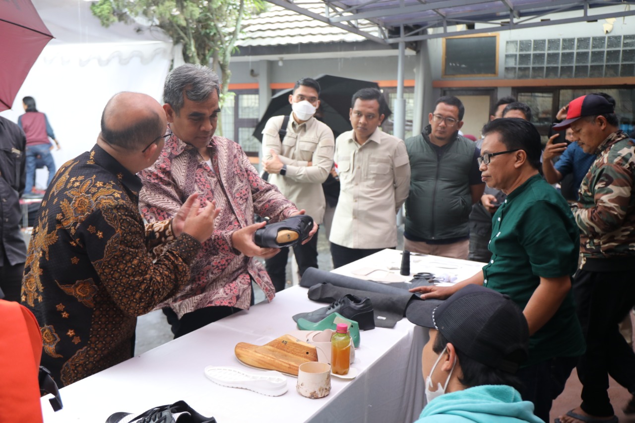 Bertemu Pedagang Cibaduyut di Bandung, Wakil Ketua MPR: UMKM Kuat, Ekonomi Sehat, Negara Mantap