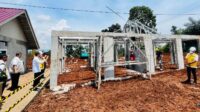 Presiden Jokowi Tinjau Pembangunan Rumah Tahan Gempa di Cianjur