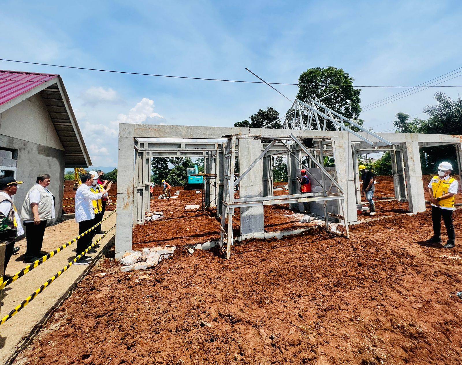 Presiden Jokowi Tinjau Pembangunan Rumah Tahan Gempa di Cianjur