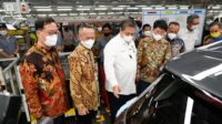 4307cfb0-ddf7-4601-86e3-97f92dc9ff82 Dukung Pengembangan Electric Vehicle, Menko Airlangga Dorong Investasi Sektor Industri Otomotif