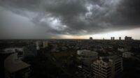Awan mendung terlihat dari kawasan Gading Serpong dan Bumi Serpong Damai, Tangerang, Banten, Jumat (28/1/2022). Masyarakat Diminta Waspada, BMKG Prediksi Cuaca Ekstrem Masih Bepotensi Terjadi Hingga Februari