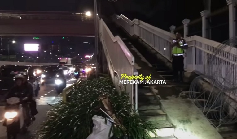 Mayat Pria Ditemukan di JPO Depan Gedung DPR/MPR RI