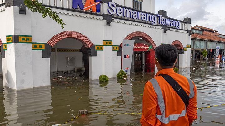 Banjir Bandang Di SemarangAkibat Jebolnya Tanggul Sungai Pengkol
