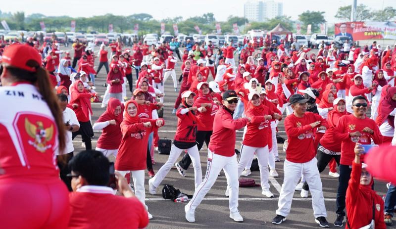 Warga Bekasi Merahkan Lapangan Central Park Meikarta Untuk ikuti senam Indonesia Juara