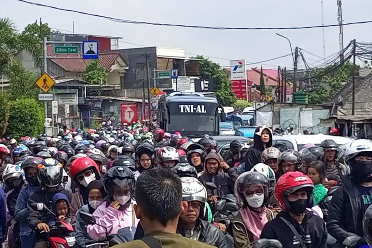 Macet Parah di Puncak Bogor hingga 5 Km, Kendaraan Tak Bergerak, One Way Diberlakukan Arah Jakarta