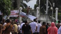 Demo Apdesi Memanas, Massa Coba Robohkan Pagar DPR dengan Tali Tambang