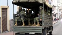 Pasukan keamanan Ekuador berpatroli setelah Presiden Daniel Noboa memerintahkan tentara melakukan operasi militer melawan kartel narkoba di pusat kota Quito pada 9 Januari 2024