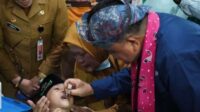 Dirjen Pencegahan dan Pengendalian Penyakit (P2P) Kementerian Kesehatan RI, Maxi Rein Rondonuwu memberikan imunisasi tambahan polio kepada anak-anak di MINU Kapasan Sidoarjo, Jawa Timur, Senin