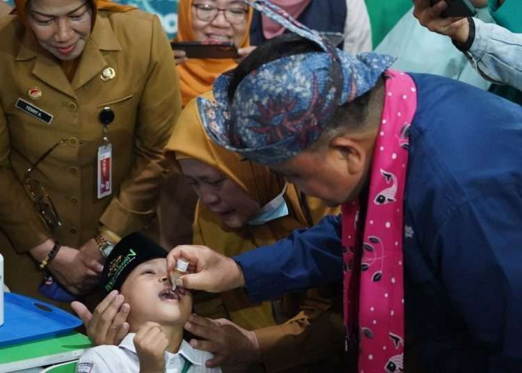 Dirjen Pencegahan dan Pengendalian Penyakit (P2P) Kementerian Kesehatan RI, Maxi Rein Rondonuwu memberikan imunisasi tambahan polio kepada anak-anak di MINU Kapasan Sidoarjo, Jawa Timur, Senin