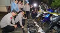 Kapolres Metro Jakarta Utara Kombes Pol Gidion Arif Setyawan saat melakukan penyitaan knalpot brong di Polsek Koja, Jakarta Utara