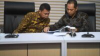 Ketua KPK sementara Nawawi Pomolango (kiri) berbincang dengan Wakil Ketua Nurul Ghufron sebelum memberikan keterangan terkait capaian kinerja KPK di gedung KPK, Jakarta,