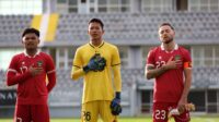 Pemain Timnas Indonesia Syahrul Trisna (tengah) mengalami cedera jelang Piala Asia 2023