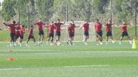 Pesepakbola timnas Indonesiamelakukan latihan di Lapangan