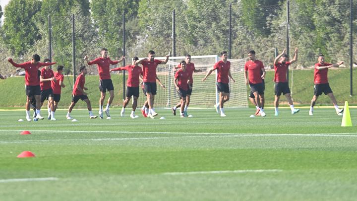 Pesepakbola timnas Indonesiamelakukan latihan di Lapangan