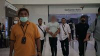Petugas Imigrasi memgawal ketat ETT, WNI yang berstatus DPO usai di tangkap di Tongkok saat tiba di Bandara Internasional Soekarno Hatta