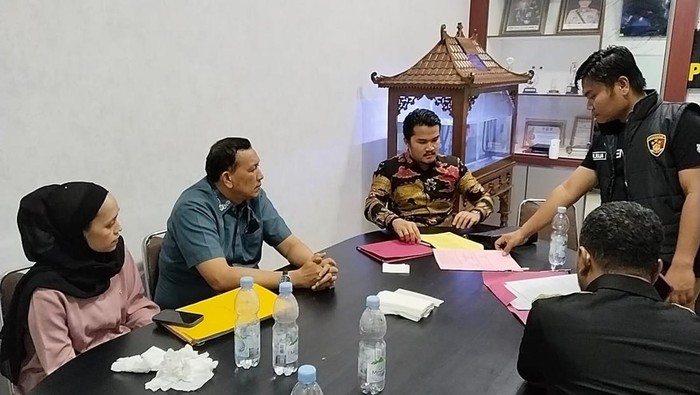 Polisi saat memeriksa tersangka kasus dugaan korupsi pengadaan BBM di Rokan Hulu, Riau